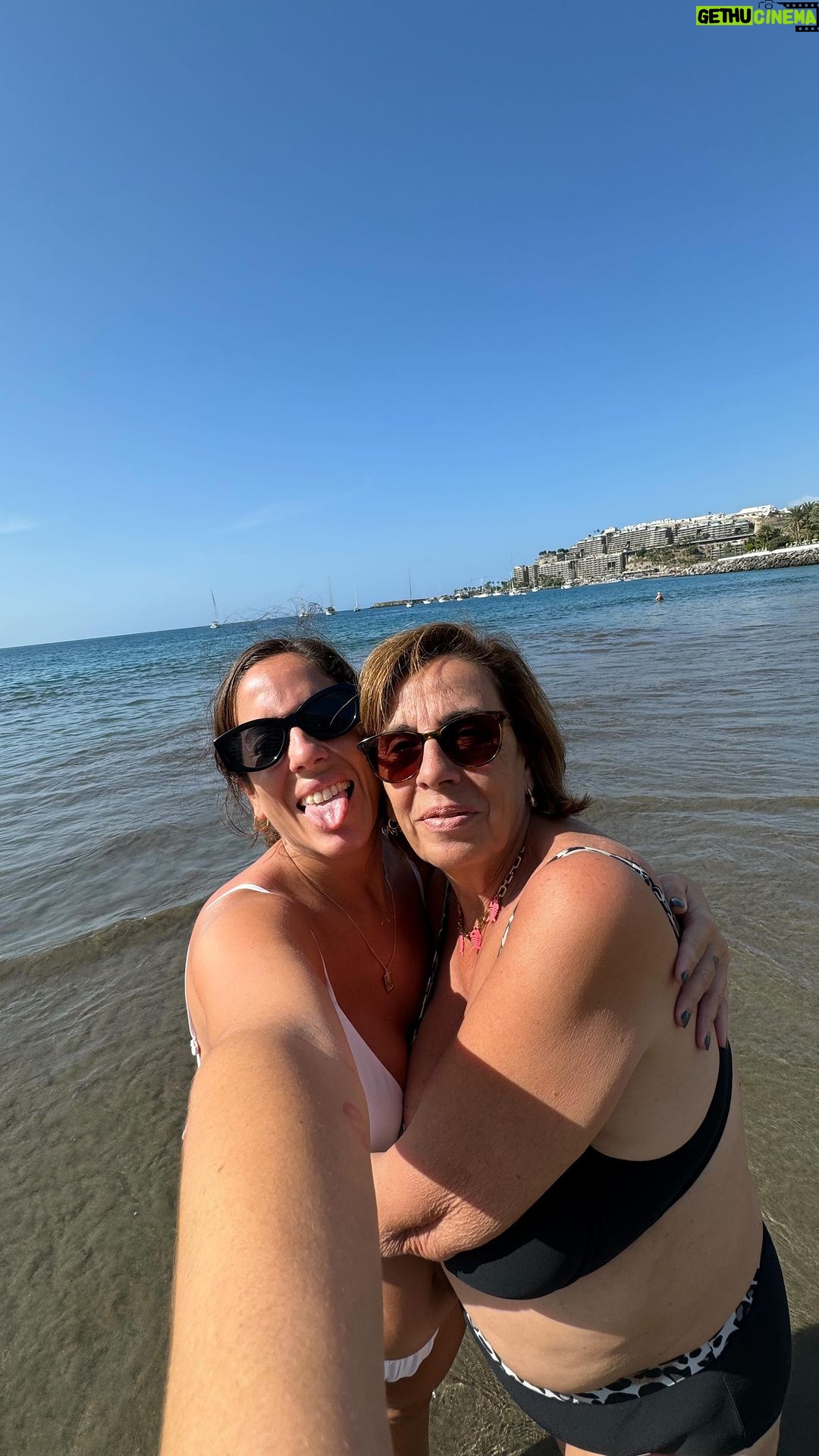Anabel Pantoja Instagram - Conversación que se puede tener con tu madre por la orilla de la playa @merchibega Gran Canaria