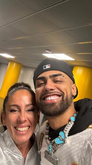 Anabel Pantoja Instagram - Están arriba en el cielo pero con los pies en el suelo, personas humildes, de la calle, de familia, de ser agradecidos con sus fans, OLE VUESTRA ALMA 💙
GRACIAS @jaywheelerpr @zhamirazambranomusic 
Mi @susysayegh fuiste mi hada madrina ayer nunca lo olvidaré. 🥹❤️‍🩹