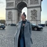 Anabel Pantoja Instagram - Escuché que mi viaje podría ser peligroso para mis seguidores, debido al nivel de incultura en mí. Es cierto que no predico con el ejemplo pero no le hago daño a nadie, por eso me informé de este monumento para no PERJUDICAR a mi público e influir de manera negativa en su porvenir 😘 😂🇫🇷👏🏻🆘