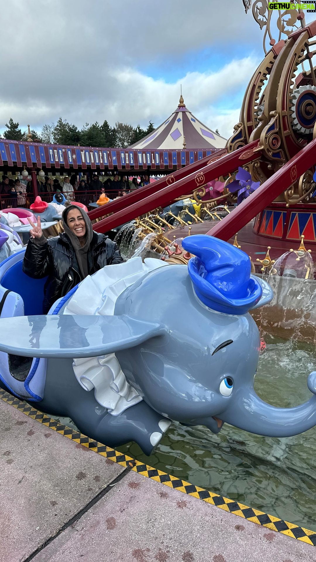 Anabel Pantoja Instagram - Este vídeo no resumen, lo que sentí ayer. GRACIAS DISNEY POR SACAR MI INFANCIA, MI NIÑEZ, MI INOCENCIA 🫶🏽🥹❤️🩹 31 años después 🇫🇷👏🏻