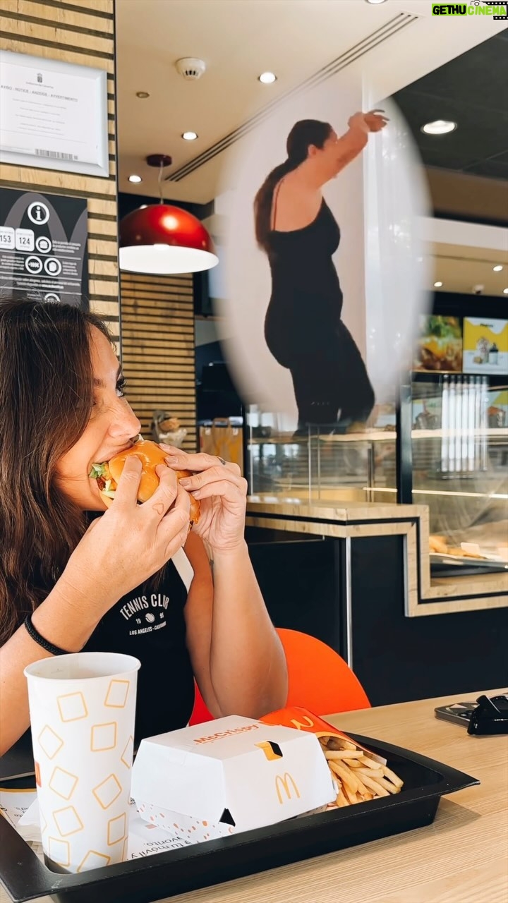Anabel Pantoja Instagram - La nueva McCrispy Legend de @mcdonalds_es es tan legendaria como mis bailes de pandemia š #McDonaldsEspaƱa #McCrispyLegend #TanCrujiente #publi