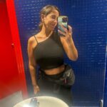 Anabel Pantoja Instagram - Increíble lo que sigo viviendo al verte. Aún no sé de donde sacas todo eso que tienes dentro para estar casi 4h regalando ARTE. Te quiero para siempre 🖤 Os dejo momentos de mi trabajo para los que me preguntáis que hago en un día de concierto, todo no está grabado… 💃🏽👏🏻🥹 Estadio Olímpico de La Cartuja
