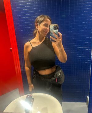 Anabel Pantoja Instagram - Increíble lo que sigo viviendo al verte.
Aún no sé de donde sacas todo eso que tienes dentro para estar casi 4h regalando ARTE.
Te quiero para siempre 🖤
Os dejo momentos de mi trabajo para los que me preguntáis que hago en un día de concierto, todo no está grabado… 💃🏽👏🏻🥹