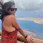 Anabel Pantoja Instagram - Hoy visite un lugar muy especial El Mirador del Río. Y me encontré cara a cara con mi isla favorita, La Graciosa. Quería pedirle PERDÓN por no haber venido a verla en este tiempo, quizás tenía que pasarlo. Me enamoré de ella, fui feliz, libre yo misma y conocí a una familia para siempre. Hasta pase uno de los días más bonitos con toda mi gente. Ahora, regresaré para disfrutarte, quererte y valorarte con muchas ganas 🙏🏼 Gracias por dejarme ser una más de allí 🇮🇨