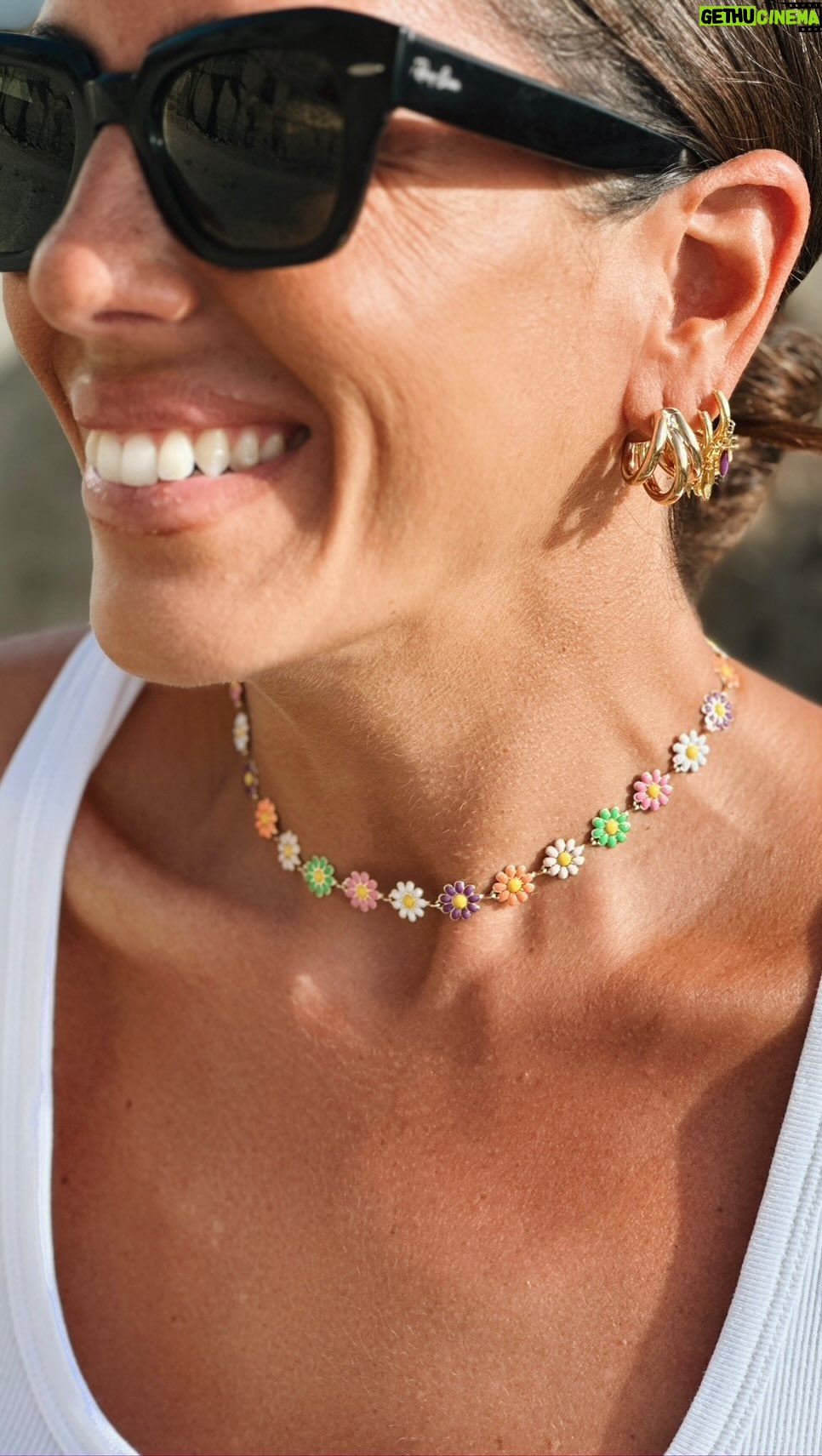 Anabel Pantoja Instagram - Os presento colección “YO SUMMER” ☀️⛱️🩲🕶️🍉👙 @luelijewelry ¡Una colección divertida, colorida, alegre, actual y sobre todo muy favorecedora para todas y cada una de vosotras ! Aprovecha un 10% de descuento 🔥🔥con el nuevo lanzamiento de esta cápsula SUMMER!! 👉 www.lueli.es 👙🍉🕶️☀️🍹👙💋 #ad