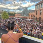 Anabel Pantoja Instagram - Jamás pensé que a mis 36 años viviría esta experiencia tan bonita y a la vez tan JUSTA. Aunque aún cueste decir que tengamos que MANIFESTARNOS POR LA IGUALDAD, no hay manera más original, divertida, alegre, para todos que celebrar este día 🏳️‍🌈 Gracias @dulceida llevabas razón, jamas lo olvidaré 🥹💜 Madrid, Spain