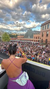 Anabel Pantoja Instagram - Jamás pensé que a mis 36 años viviría esta experiencia tan bonita y a la vez tan JUSTA. Aunque aún cueste decir que tengamos que MANIFESTARNOS POR LA IGUALDAD, no hay manera más original, divertida, alegre, para todos que celebrar este día 🏳️‍🌈 Gracias @dulceida llevabas razón, jamas lo olvidaré 🥹💜 Madrid, Spain