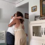 Anabel Pantoja Instagram - Aparte de dar una sorpresa porque ellas lo flipan, decirme que no lo flipan más cuando llegas con ropa tuya para ellas! Creo que le hacen más ilusión que comprarle … 🥹 @merchibega 🐘 Seville, Spain
