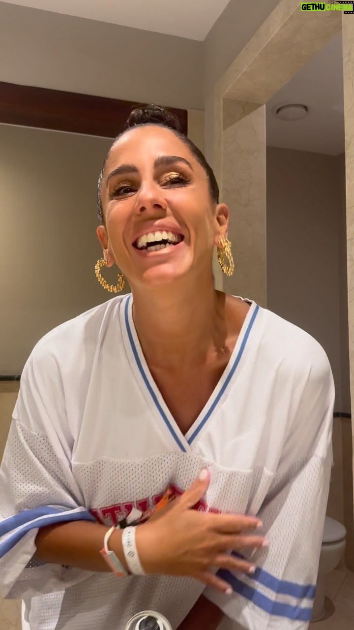 Anabel Pantoja Instagram - Pantomoño JLO ( para las que no tenemos talento para el HAIR) Peinado, rápido, veraniego, fresquito, cero preocupación en toda la noche… 👏🏻