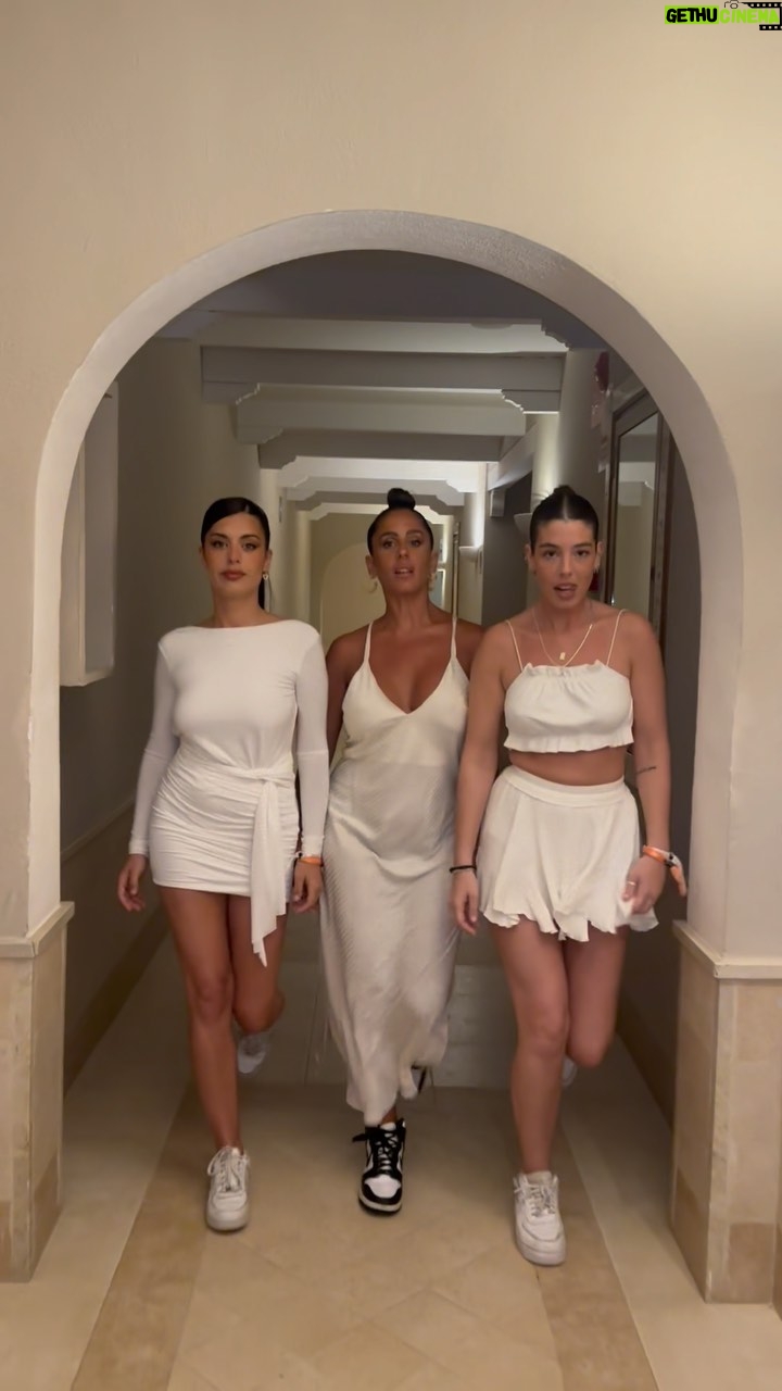 Anabel Pantoja Instagram - Ahí viene tu ex , actúa con normalidad. YO Y MIS AMIGAS. @dulceida @helenaggomez