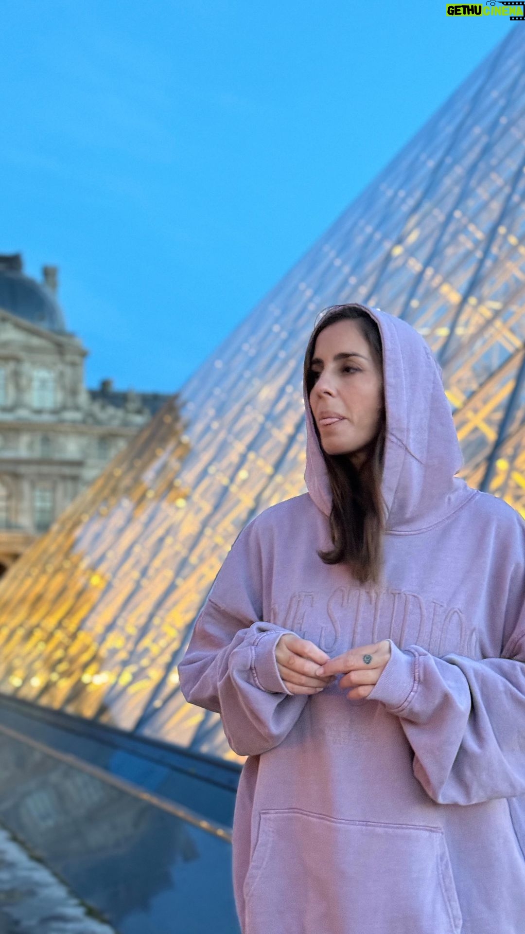 Anabel Pantoja Instagram - Me declaro fan absoluta de Lupin, la serie de la que os hablé en París. Ahora resulta que mi obsesión pertenece a SEXO Y VIDA, como veis soy lo positivo y negativo a la vez 😵💫 @netflixes #AbrazaTodoLoQueEres #netflixes #ad