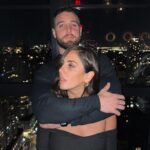 Anabel Pantoja Instagram – Mi 2023 tiene un nombre y ese eres tú @davidroal , sabes que decidí por los dos no exponer apenas nada y guardar lo más íntimo para nosotros, pero toca compartir con MI GENTE de aquí lo que es MI CHIMBA DE VIDA CONTIGO, solo puedo agradecerle a Dios y a los que me cuidan arriba por esta bendición que me mandaron
Por esta lucha conjunta de un solo objetivo : Mencey 🥹
¿ Lo lograremos? ¿ Duraremos? ¿ Creerán en nosotros?
Pues si te digo la verdad : voy a dejarme la piel, la grasa, el corazón , la celulitis y mi vida entera por ese amanecer 🌅 mirando el mar, ese baño en Patalavaca los domingos, esos días de tarde de bingo y comida rica en Calle Betis con los nuestros, ese finde nuestro en Portugal donde tú y yo solo sabemos, esas compras al Spar, esos ratitos en la tienda de nuestros amigos @daviycla , esos paseos en bicis por nuestra isla, esos días en Sevilla con los nuestros, esos viajes y ciudades para tachar, esos 20€ semanales de ahorro, esas noches de tablet y series 🥹
¿ Vamos por el 2024 con la misma fuerza o más 💪🏽?
🐢🖤💃🏽 Arguineguín, Canarias, Spain
