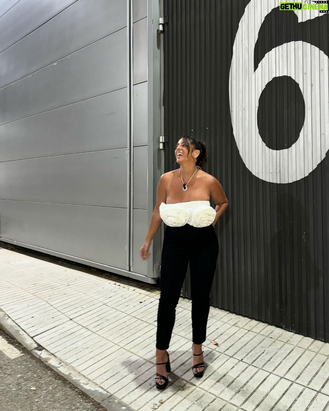 Anabel Pantoja Instagram - Lucha, trabaja, invierte, ahorra, cumple : FELICIDAD 🖤🤍🖤🤍 Look @dadavi_fashion