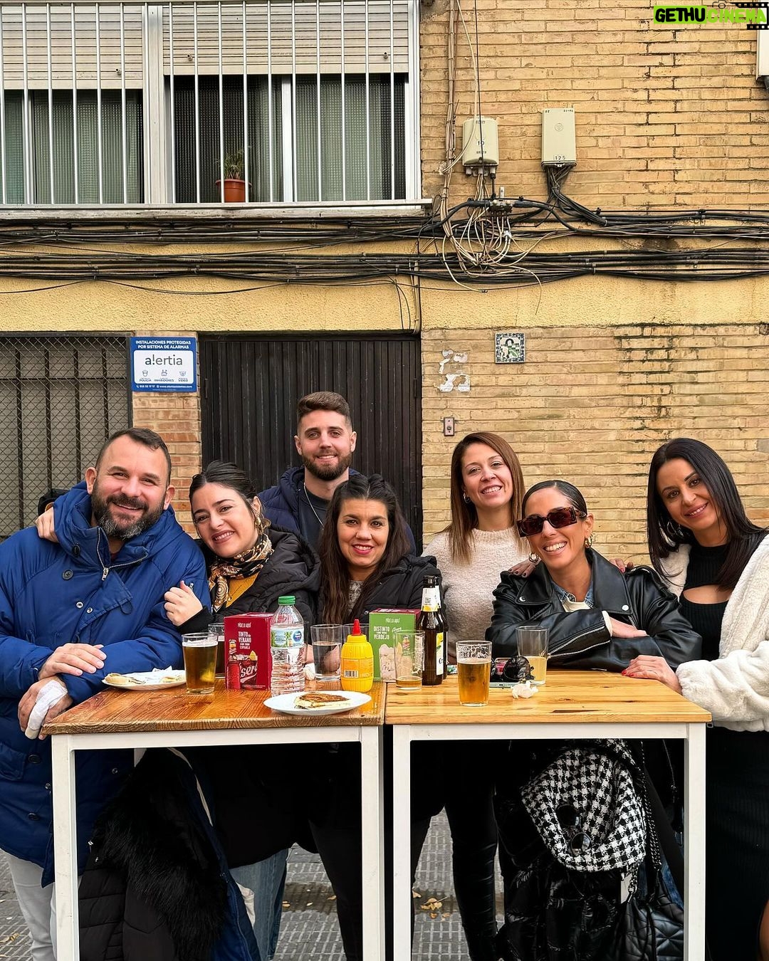 Anabel Pantoja Instagram - Años sin pasar el día 5 en SEVILLA. Soy anti-navidad pero el día 5 me puede, sin hijos me@pongo histérica imaginarse cuando los tenga. Es una bendición haber nacido aquí y criarme con este día tan mágico con mis amigos y familia 🥹 Seville, Spain