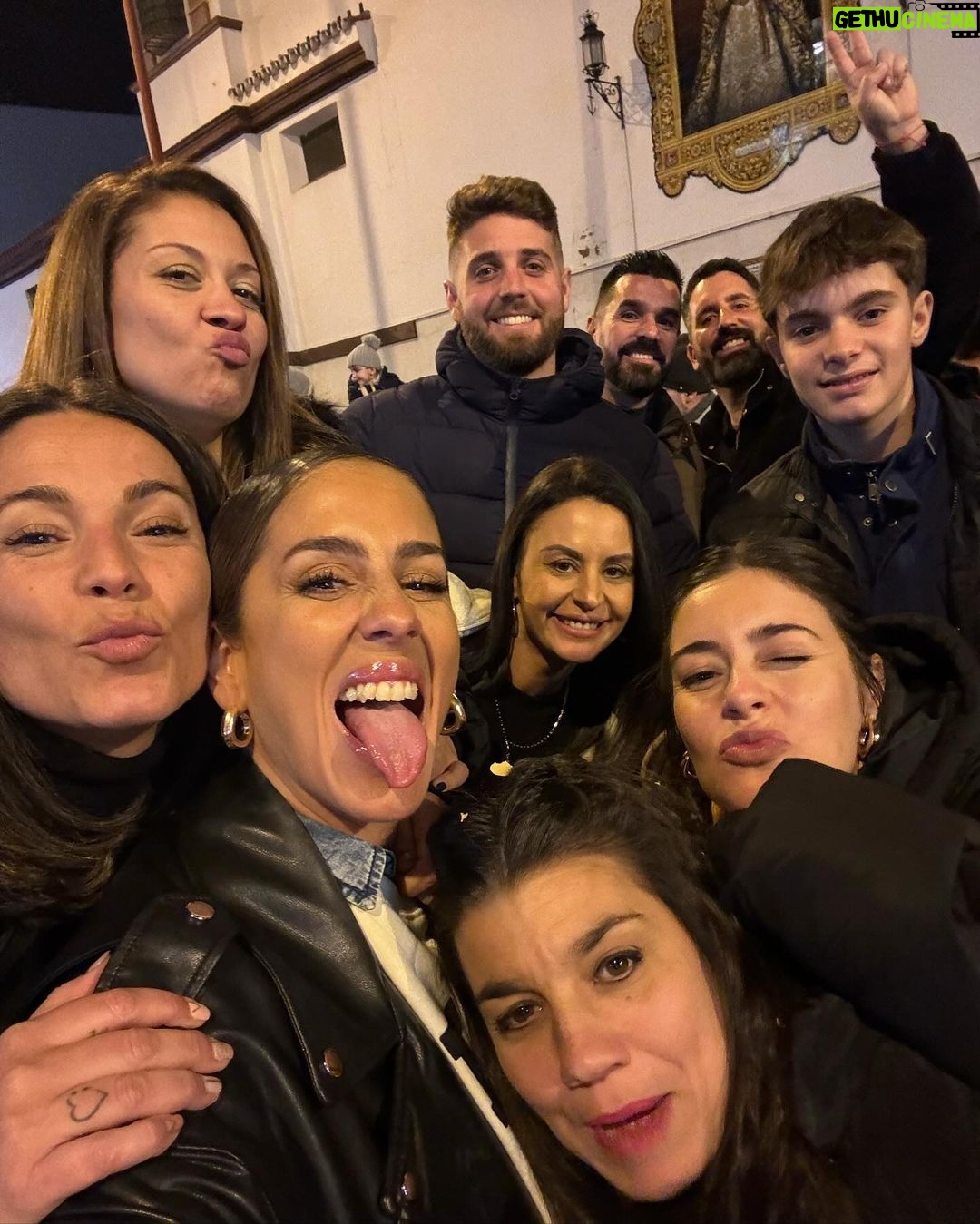 Anabel Pantoja Instagram - Años sin pasar el día 5 en SEVILLA. Soy anti-navidad pero el día 5 me puede, sin hijos me@pongo histérica imaginarse cuando los tenga. Es una bendición haber nacido aquí y criarme con este día tan mágico con mis amigos y familia 🥹 Seville, Spain