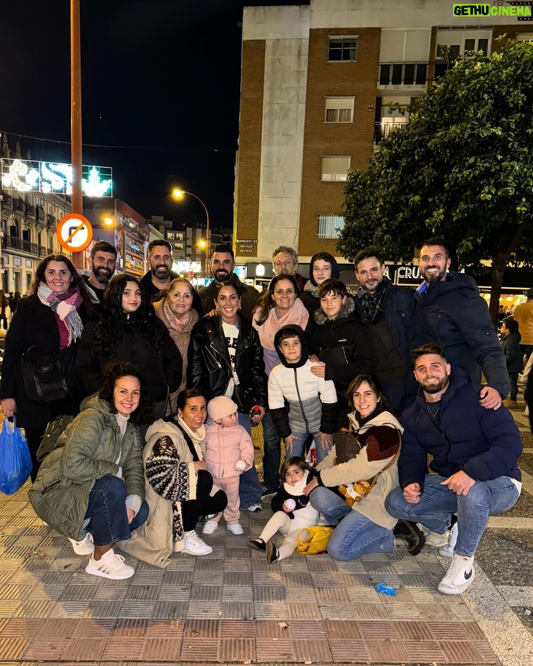 Anabel Pantoja Instagram - Años sin pasar el día 5 en SEVILLA. Soy anti-navidad pero el día 5 me puede, sin hijos me@pongo histérica imaginarse cuando los tenga. Es una bendición haber nacido aquí y criarme con este día tan mágico con mis amigos y familia 🥹 Seville, Spain