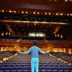 André Luiz Frambach Instagram – Dia mundial da primeira arte, dia mundial do teatro 🎭.
Eu amo ser artista, cada meio de comunicação tem uma magia única, um desafio específico é todos me encantam e por sorte eu já pude fazer praticamente todos. Novela, série, minissérie, cinema… mas o teatro realmente tem uma magia única, a força, a energia, a conexão  imediata do palco com o público é inexplicável. Louco que nessa temporada toda de “O amor passou por aqui” MUITA gente veio falar que nunca tinha ido para uma peça, e que tinha sido a melhor experiência, que com toda certeza iria muitas outras vezes a partir daquele dia. 
Então eu tô aqui pra incentivar os artistas pra cada vez mais criarem peças lindas e encantadores, fazerem sem medo. E incentivar o público a ir, se jogar tbm no universo do teatro porque é maravilhoso. 
Obs: depois desse texto reflexivo, tive que colocar esse vídeo que me representa tanto ahahahahha e representa tanto o teatro, porque em cima do palco somos e fazemos de tudo! Viva a arte, viva o teatro 🎭❤️