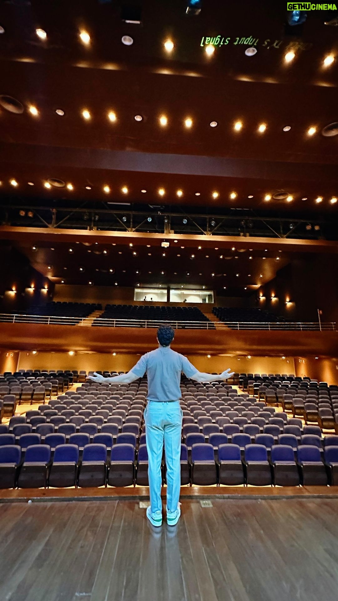 André Luiz Frambach Instagram - Dia mundial da primeira arte, dia mundial do teatro 🎭. Eu amo ser artista, cada meio de comunicação tem uma magia única, um desafio específico é todos me encantam e por sorte eu já pude fazer praticamente todos. Novela, série, minissérie, cinema… mas o teatro realmente tem uma magia única, a força, a energia, a conexão imediata do palco com o público é inexplicável. Louco que nessa temporada toda de “O amor passou por aqui” MUITA gente veio falar que nunca tinha ido para uma peça, e que tinha sido a melhor experiência, que com toda certeza iria muitas outras vezes a partir daquele dia. Então eu tô aqui pra incentivar os artistas pra cada vez mais criarem peças lindas e encantadores, fazerem sem medo. E incentivar o público a ir, se jogar tbm no universo do teatro porque é maravilhoso. Obs: depois desse texto reflexivo, tive que colocar esse vídeo que me representa tanto ahahahahha e representa tanto o teatro, porque em cima do palco somos e fazemos de tudo! Viva a arte, viva o teatro 🎭❤️