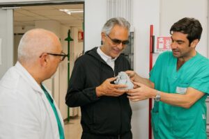 Andrea Bocelli Instagram - È un dono inatteso e prezioso, quello ricevuto dagli amici ingegneri del @biocardiolab di @fondazionemonasterio: un’esperienza straordinaria ed emozionante, poter tenere tra le mani ciò che del proprio corpo è il motore, e metaforicamente lo è dell’amore… Una meravigliosa, fedele riproduzione 3D del cuore, in grado di essere studiata, in preziosissimo anticipo sull’intervento operatorio. 

Felice per questo ulteriore traguardo della ricerca, orgoglioso per la realtà nosocomiale all’avanguardia che è l’Ospedale del Cuore di Massa, grato a tutti coloro che impiegano il proprio tempo ed il proprio talento al servizio della cura, festeggio la possibilità di avere avuto una copia perfetta del cuore! Per me, uno stupefacente cimelio (che dà forma manifesta al più prezioso anatomico alleato terreno, titolare peraltro d’ogni più nobile simbologia sentimentale), per gli scienziati, uno strumento eccezionale per salvaguardare la nostra salute. 
 
Andrea Bocelli