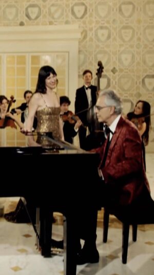 Andrea Bocelli Instagram - Elisa and Andrea singing ‘White Christmas’
#buonnataleancheate