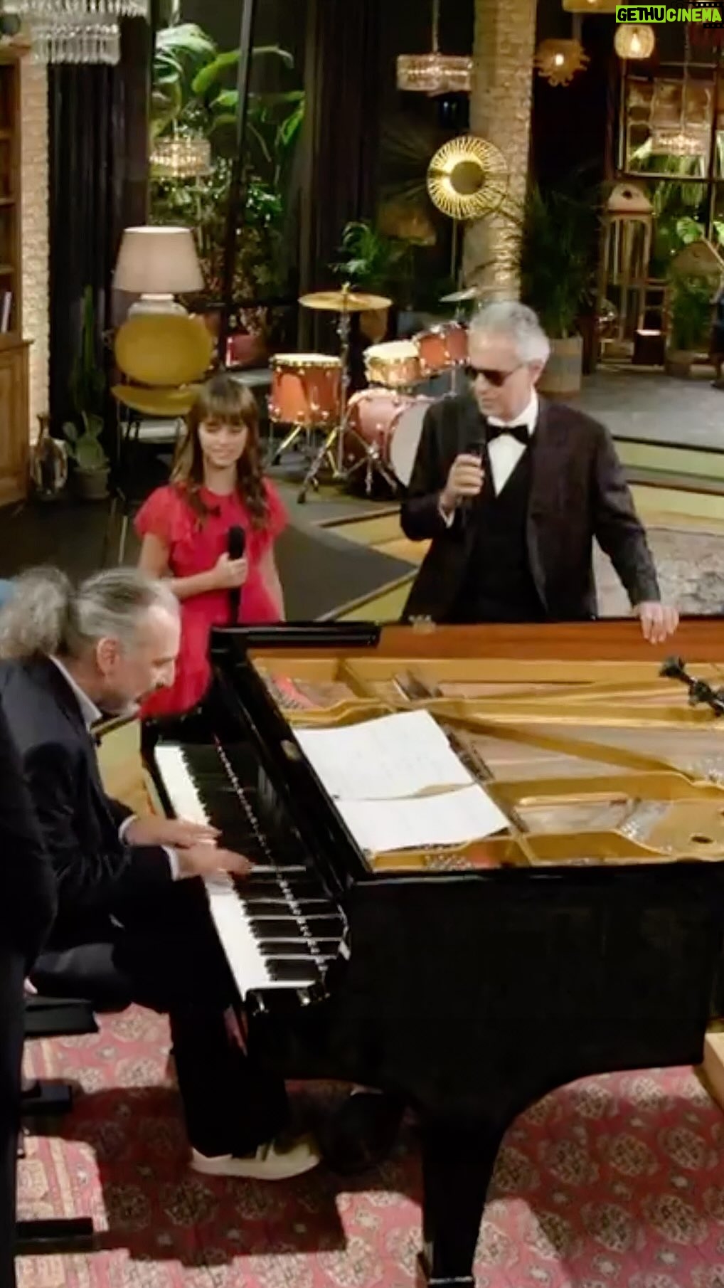 Andrea Bocelli - 365.7K Likes - Andrea, Virginia and Stefano Bollani performing ‘Let it Snow’
#ViaDeiMattiNumero0