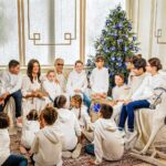 Andrea Bocelli Instagram - In famiglia: è la dimensione ideale dove esercitarsi al bene e all’ascolto, dove condividere gioie e problemi, dove imparare la comprensione e l’arte virtuosa del dialogo… Perché in famiglia – in ogni famiglia – cova la forza buona e la qualità intrinseca di un progetto d’amore che ciascuno poi può applicare a quella più grande, la famiglia umana che accoglie ogni sorella ed ogni fratello che coabita il mondo. Natale, in famiglia, è di per sé musica: è l’armonia, è la tenerezza che induce a fare spazio e silenzio nel cuore (ed è dolcissimo farlo, cantando!), comprendendo quanto siamo fortunati ad essere in vita e ad essere amati, dai nostri cari e dal Cielo. Sky Uno: 24/12 alle 17.30 25/12 alle 17.20 26/12 alle 20.00 Sky Arte: 24/12 alle 20.15 25/12 alle 13.20 26/12 alle 16.20 01/01 alle 18.20 Contenuto ideato dalla Andrea Bocelli Foundation in collaborazione con @atomic__official.