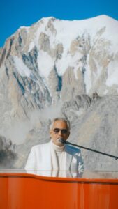 Andrea Bocelli Instagram - Enjoy Christmas! ❄️ ‘White Christmas’ live from Monte Bianco