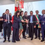 Andrea Bocelli Instagram - La nuova scuola è realtà: inaugurato il Polo per l’Infanzia ZeroSei, consegnata in 150 giorni! Aperta alla comunità la nuova struttura che ospiterà asilo nido e scuola dell’infanzia: si tratta del primo step (lotto A) dell’intervento di ricostruzione e riqualificazione urbana volto a realizzare un vero e proprio centro di incontro creativo e culturale per l’intera comunità. Il Polo per l’Infanzia si estende per una superficie di 600mq e da gennaio 2024 accoglierà circa 70 bambini e bambine grazie a 2 sezioni della Scuola dell’Infanzia e una sezione del Nido. . #ABFSforzacosta @chiara_galiazzo @carminerecanoofficial @albertotomba_official @paris_andrea_ @kpmg_italy @fondazionemediolanum @fiamitalia_official @bdrbureau @acquainboccamanontroppo @club_z3mendi @z3mendi_stefanopisa @comunedimacerataofficial @sandro_parcaroli