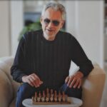 Andrea Bocelli Instagram - Complessa, ma anche per questo appassionante, come gli scacchi; capace di bilanciare, nella sua storia superba, parimenti due intenti diversi: vincere e produrre bellezza, come gli scacchi. Una città che per propria conformazione pretende la supremazia dell’intelligenza, come gli scacchi; un’opera d’arte diffusa, che s’allunga tra i monti ed il mare nella bicromia dei suoi marmi, bianchi e neri, come una scacchiera pronta a ospitare una tipologia alternativa di arte, quella tra due menti, e una guerra sì, ma all’errore, e una battaglia forsennata eppure incruenta, perché sono armi affilate dall’esercizio del pensiero. Fiero di caldeggiare la candidatura di Genova quale sede delle Olimpiadi degli Scacchi nel 2028, attendo con trepidazione la scelta della Federazione internazionale. In caso, ci sarà un motivo in più per frequentare questa splendida città amica, dove tante volte ho cantato, dove tante volte - per riviverne l’incanto - ho attraccato in porto la barca. Dato che nella vita, proprio come negli scacchi, la fortuna non fa parte del gioco, confido nei tanti meriti di una candidata che vanta quasi due secoli di storia scacchistica, oltre ad attrattive che infinite non sono ma quasi. Proprio come le mosse degli scacchi. @federscacchi