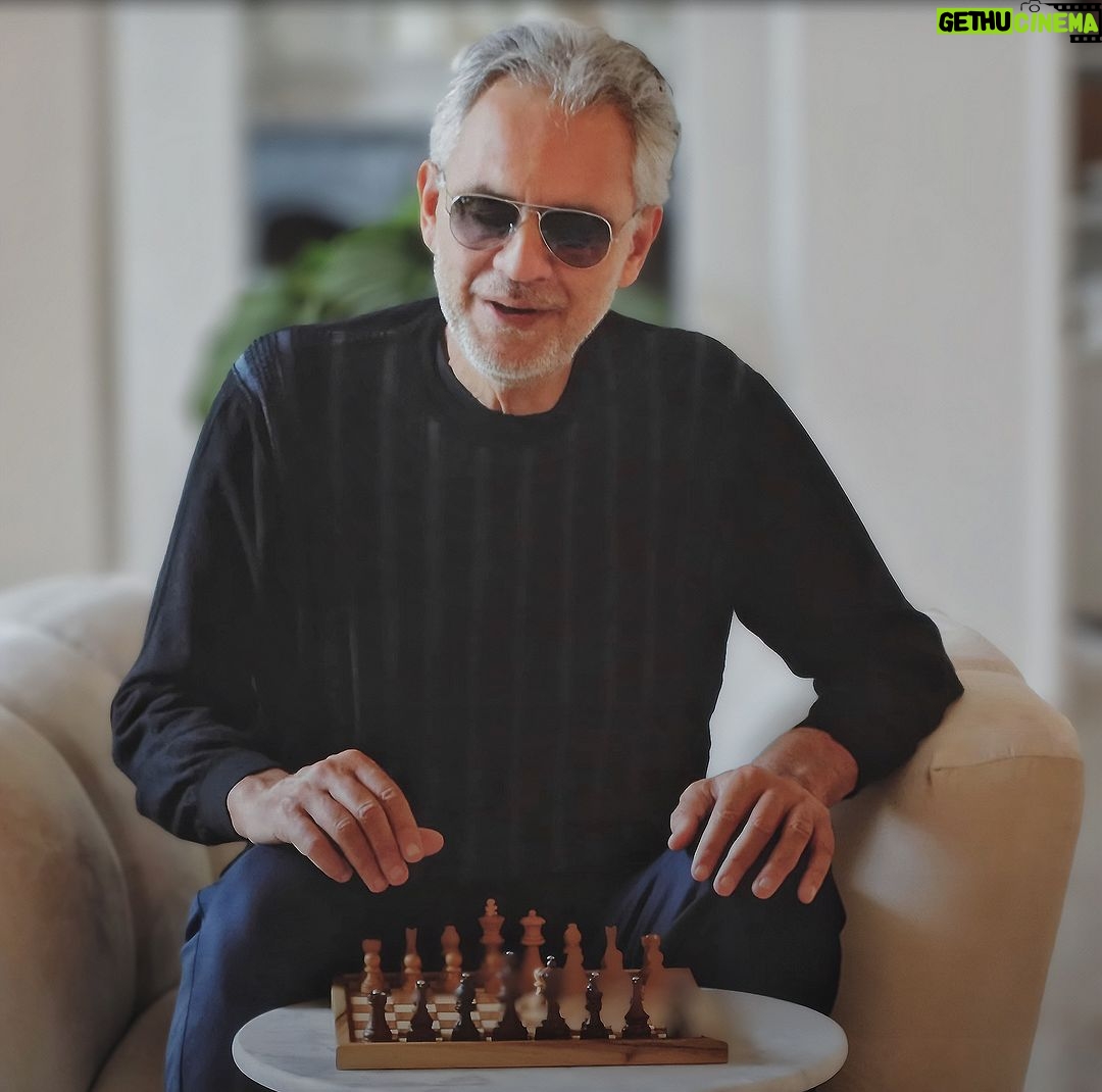 Andrea Bocelli Instagram - Complessa, ma anche per questo appassionante, come gli scacchi; capace di bilanciare, nella sua storia superba, parimenti due intenti diversi: vincere e produrre bellezza, come gli scacchi. Una città che per propria conformazione pretende la supremazia dell’intelligenza, come gli scacchi; un’opera d’arte diffusa, che s’allunga tra i monti ed il mare nella bicromia dei suoi marmi, bianchi e neri, come una scacchiera pronta a ospitare una tipologia alternativa di arte, quella tra due menti, e una guerra sì, ma all’errore, e una battaglia forsennata eppure incruenta, perché sono armi affilate dall’esercizio del pensiero. Fiero di caldeggiare la candidatura di Genova quale sede delle Olimpiadi degli Scacchi nel 2028, attendo con trepidazione la scelta della Federazione internazionale. In caso, ci sarà un motivo in più per frequentare questa splendida città amica, dove tante volte ho cantato, dove tante volte - per riviverne l’incanto - ho attraccato in porto la barca. Dato che nella vita, proprio come negli scacchi, la fortuna non fa parte del gioco, confido nei tanti meriti di una candidata che vanta quasi due secoli di storia scacchistica, oltre ad attrattive che infinite non sono ma quasi. Proprio come le mosse degli scacchi. @federscacchi