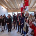 Andrea Bocelli Instagram - La nuova scuola è realtà: inaugurato il Polo per l’Infanzia ZeroSei, consegnata in 150 giorni! Aperta alla comunità la nuova struttura che ospiterà asilo nido e scuola dell’infanzia: si tratta del primo step (lotto A) dell’intervento di ricostruzione e riqualificazione urbana volto a realizzare un vero e proprio centro di incontro creativo e culturale per l’intera comunità. Il Polo per l’Infanzia si estende per una superficie di 600mq e da gennaio 2024 accoglierà circa 70 bambini e bambine grazie a 2 sezioni della Scuola dell’Infanzia e una sezione del Nido. . #ABFSforzacosta @chiara_galiazzo @carminerecanoofficial @albertotomba_official @paris_andrea_ @kpmg_italy @fondazionemediolanum @fiamitalia_official @bdrbureau @acquainboccamanontroppo @club_z3mendi @z3mendi_stefanopisa @comunedimacerataofficial @sandro_parcaroli