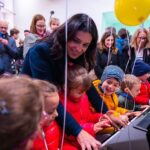 Andrea Bocelli Instagram - La nuova scuola è realtà: inaugurato il Polo per l’Infanzia ZeroSei, consegnata in 150 giorni! Aperta alla comunità la nuova struttura che ospiterà asilo nido e scuola dell’infanzia: si tratta del primo step (lotto A) dell’intervento di ricostruzione e riqualificazione urbana volto a realizzare un vero e proprio centro di incontro creativo e culturale per l’intera comunità. Il Polo per l’Infanzia si estende per una superficie di 600mq e da gennaio 2024 accoglierà circa 70 bambini e bambine grazie a 2 sezioni della Scuola dell’Infanzia e una sezione del Nido. . #ABFSforzacosta @chiara_galiazzo @carminerecanoofficial @albertotomba_official @paris_andrea_ @kpmg_italy @fondazionemediolanum @fiamitalia_official @bdrbureau @acquainboccamanontroppo @club_z3mendi @z3mendi_stefanopisa @comunedimacerataofficial @sandro_parcaroli