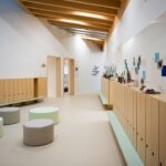 Andrea Bocelli Instagram - La nuova scuola è realtà: inaugurato il Polo per l’Infanzia ZeroSei, consegnata in 150 giorni! Aperta alla comunità la nuova struttura che ospiterà asilo nido e scuola dell’infanzia: si tratta del primo step (lotto A) dell’intervento di ricostruzione e riqualificazione urbana volto a realizzare un vero e proprio centro di incontro creativo e culturale per l’intera comunità. Il Polo per l’Infanzia si estende per una superficie di 600mq e da gennaio 2024 accoglierà circa 70 bambini e bambine grazie a 2 sezioni della Scuola dell’Infanzia e una sezione del Nido. . #ABFSforzacosta @chiara_galiazzo @carminerecanoofficial @albertotomba_official @paris_andrea_ @kpmg_italy @fondazionemediolanum @fiamitalia_official @bdrbureau @acquainboccamanontroppo @club_z3mendi @z3mendi_stefanopisa @comunedimacerataofficial @sandro_parcaroli
