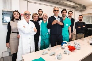 Andrea Bocelli Instagram - È un dono inatteso e prezioso, quello ricevuto dagli amici ingegneri del @biocardiolab di @fondazionemonasterio: un’esperienza straordinaria ed emozionante, poter tenere tra le mani ciò che del proprio corpo è il motore, e metaforicamente lo è dell’amore… Una meravigliosa, fedele riproduzione 3D del cuore, in grado di essere studiata, in preziosissimo anticipo sull’intervento operatorio. 

Felice per questo ulteriore traguardo della ricerca, orgoglioso per la realtà nosocomiale all’avanguardia che è l’Ospedale del Cuore di Massa, grato a tutti coloro che impiegano il proprio tempo ed il proprio talento al servizio della cura, festeggio la possibilità di avere avuto una copia perfetta del cuore! Per me, uno stupefacente cimelio (che dà forma manifesta al più prezioso anatomico alleato terreno, titolare peraltro d’ogni più nobile simbologia sentimentale), per gli scienziati, uno strumento eccezionale per salvaguardare la nostra salute. 
 
Andrea Bocelli