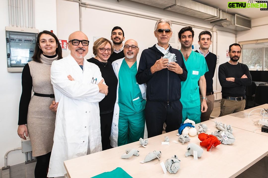 Andrea Bocelli - 24.2K Likes - È un dono inatteso e prezioso, quello ricevuto dagli amici ingegneri del @biocardiolab di @fondazionemonasterio: un’esperienza straordinaria ed emozionante, poter tenere tra le mani ciò che del proprio corpo è il motore, e metaforicamente lo è dell’amore… Una meravigliosa, fedele riproduzione 3D del cuore, in grado di essere studiata, in preziosissimo anticipo sull’intervento operatorio.
Felice per questo ulteriore traguardo della ricerca, orgoglioso per la realtà nosocomiale all’avanguardia che è l’Ospedale del Cuore di Massa, grato a tutti coloro che impiegano il proprio tempo ed il proprio talento al servizio della cura, festeggio la possibilità di avere avuto una copia perfetta del cuore! Per me, uno stupefacente cimelio (che dà forma manifesta al più prezioso anatomico alleato terreno, titolare peraltro d’ogni più nobile simbologia sentimentale), per gli scienziati, uno strumento eccezionale per salvaguardare la nostra salute.
Andrea Bocelli