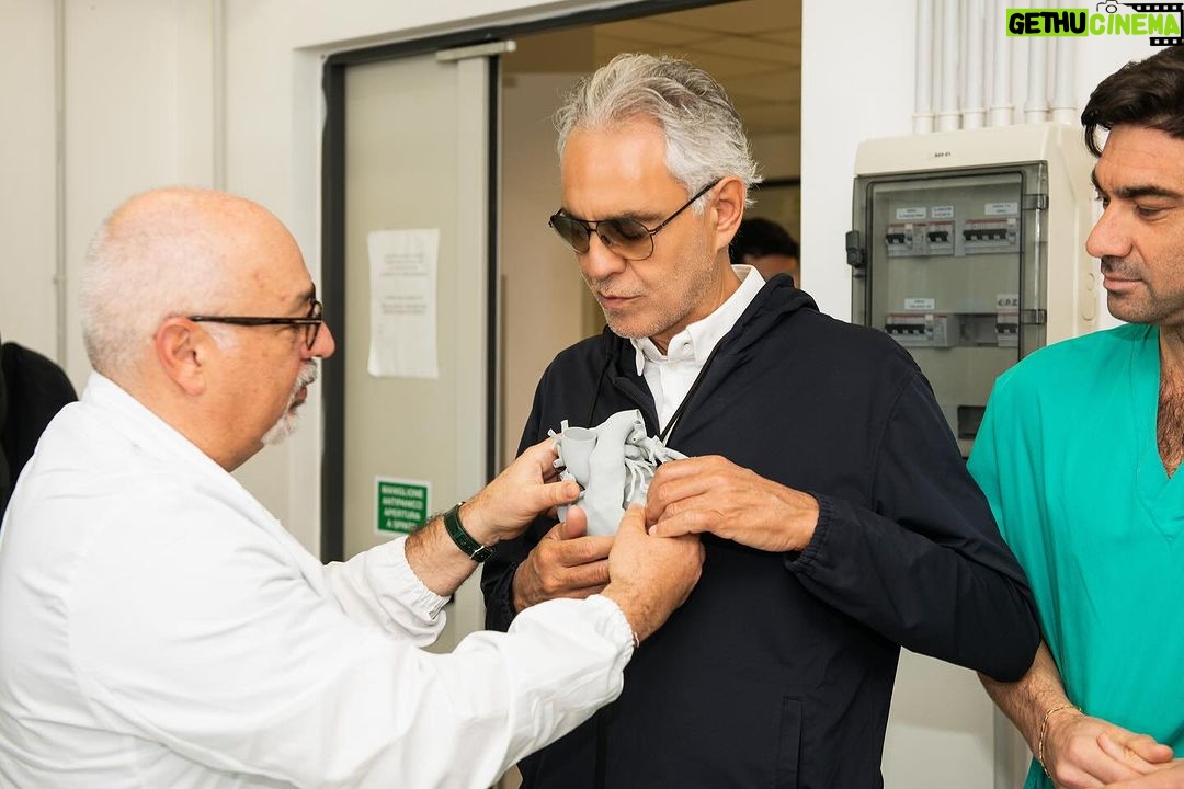 Andrea Bocelli - 24.2K Likes - È un dono inatteso e prezioso, quello ricevuto dagli amici ingegneri del @biocardiolab di @fondazionemonasterio: un’esperienza straordinaria ed emozionante, poter tenere tra le mani ciò che del proprio corpo è il motore, e metaforicamente lo è dell’amore… Una meravigliosa, fedele riproduzione 3D del cuore, in grado di essere studiata, in preziosissimo anticipo sull’intervento operatorio.
Felice per questo ulteriore traguardo della ricerca, orgoglioso per la realtà nosocomiale all’avanguardia che è l’Ospedale del Cuore di Massa, grato a tutti coloro che impiegano il proprio tempo ed il proprio talento al servizio della cura, festeggio la possibilità di avere avuto una copia perfetta del cuore! Per me, uno stupefacente cimelio (che dà forma manifesta al più prezioso anatomico alleato terreno, titolare peraltro d’ogni più nobile simbologia sentimentale), per gli scienziati, uno strumento eccezionale per salvaguardare la nostra salute.
Andrea Bocelli
