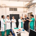 Andrea Bocelli Instagram - È un dono inatteso e prezioso, quello ricevuto dagli amici ingegneri del @biocardiolab di @fondazionemonasterio: un’esperienza straordinaria ed emozionante, poter tenere tra le mani ciò che del proprio corpo è il motore, e metaforicamente lo è dell’amore… Una meravigliosa, fedele riproduzione 3D del cuore, in grado di essere studiata, in preziosissimo anticipo sull’intervento operatorio. Felice per questo ulteriore traguardo della ricerca, orgoglioso per la realtà nosocomiale all’avanguardia che è l’Ospedale del Cuore di Massa, grato a tutti coloro che impiegano il proprio tempo ed il proprio talento al servizio della cura, festeggio la possibilità di avere avuto una copia perfetta del cuore! Per me, uno stupefacente cimelio (che dà forma manifesta al più prezioso anatomico alleato terreno, titolare peraltro d’ogni più nobile simbologia sentimentale), per gli scienziati, uno strumento eccezionale per salvaguardare la nostra salute. Andrea Bocelli Ospedale del Cuore - Massa
