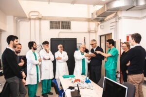 Andrea Bocelli Instagram - È un dono inatteso e prezioso, quello ricevuto dagli amici ingegneri del @biocardiolab di @fondazionemonasterio: un’esperienza straordinaria ed emozionante, poter tenere tra le mani ciò che del proprio corpo è il motore, e metaforicamente lo è dell’amore… Una meravigliosa, fedele riproduzione 3D del cuore, in grado di essere studiata, in preziosissimo anticipo sull’intervento operatorio. 

Felice per questo ulteriore traguardo della ricerca, orgoglioso per la realtà nosocomiale all’avanguardia che è l’Ospedale del Cuore di Massa, grato a tutti coloro che impiegano il proprio tempo ed il proprio talento al servizio della cura, festeggio la possibilità di avere avuto una copia perfetta del cuore! Per me, uno stupefacente cimelio (che dà forma manifesta al più prezioso anatomico alleato terreno, titolare peraltro d’ogni più nobile simbologia sentimentale), per gli scienziati, uno strumento eccezionale per salvaguardare la nostra salute. 
 
Andrea Bocelli