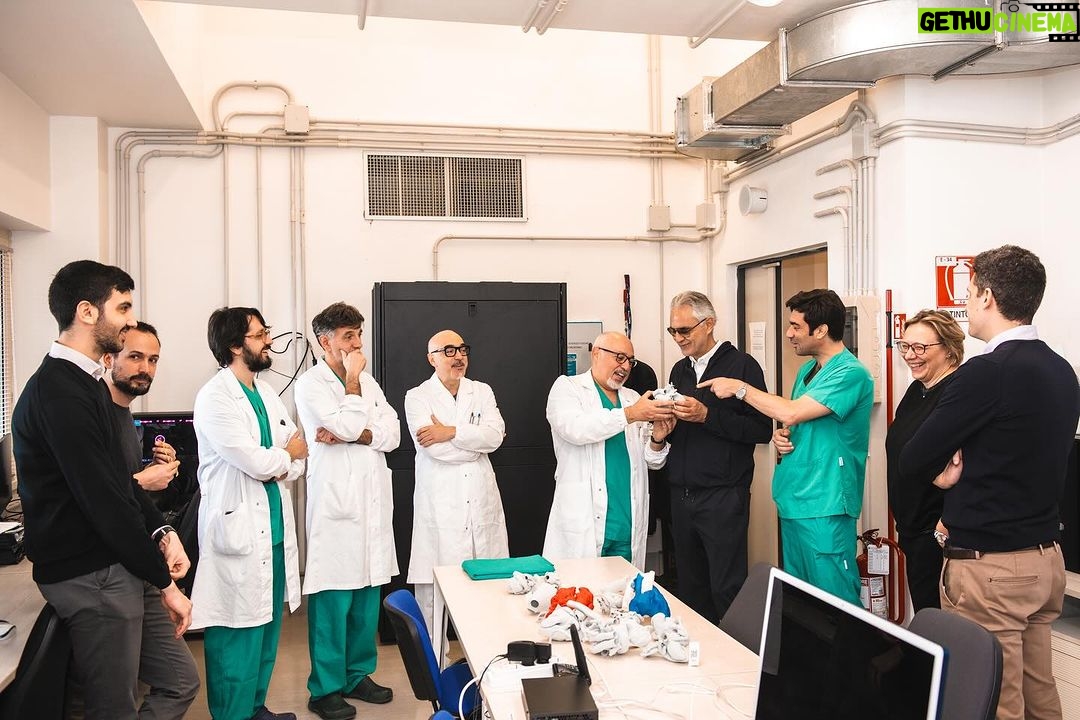 Andrea Bocelli - 24.2K Likes - È un dono inatteso e prezioso, quello ricevuto dagli amici ingegneri del @biocardiolab di @fondazionemonasterio: un’esperienza straordinaria ed emozionante, poter tenere tra le mani ciò che del proprio corpo è il motore, e metaforicamente lo è dell’amore… Una meravigliosa, fedele riproduzione 3D del cuore, in grado di essere studiata, in preziosissimo anticipo sull’intervento operatorio.
Felice per questo ulteriore traguardo della ricerca, orgoglioso per la realtà nosocomiale all’avanguardia che è l’Ospedale del Cuore di Massa, grato a tutti coloro che impiegano il proprio tempo ed il proprio talento al servizio della cura, festeggio la possibilità di avere avuto una copia perfetta del cuore! Per me, uno stupefacente cimelio (che dà forma manifesta al più prezioso anatomico alleato terreno, titolare peraltro d’ogni più nobile simbologia sentimentale), per gli scienziati, uno strumento eccezionale per salvaguardare la nostra salute.
Andrea Bocelli