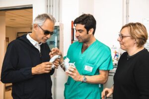 Andrea Bocelli Instagram - È un dono inatteso e prezioso, quello ricevuto dagli amici ingegneri del @biocardiolab di @fondazionemonasterio: un’esperienza straordinaria ed emozionante, poter tenere tra le mani ciò che del proprio corpo è il motore, e metaforicamente lo è dell’amore… Una meravigliosa, fedele riproduzione 3D del cuore, in grado di essere studiata, in preziosissimo anticipo sull’intervento operatorio. 

Felice per questo ulteriore traguardo della ricerca, orgoglioso per la realtà nosocomiale all’avanguardia che è l’Ospedale del Cuore di Massa, grato a tutti coloro che impiegano il proprio tempo ed il proprio talento al servizio della cura, festeggio la possibilità di avere avuto una copia perfetta del cuore! Per me, uno stupefacente cimelio (che dà forma manifesta al più prezioso anatomico alleato terreno, titolare peraltro d’ogni più nobile simbologia sentimentale), per gli scienziati, uno strumento eccezionale per salvaguardare la nostra salute. 
 
Andrea Bocelli