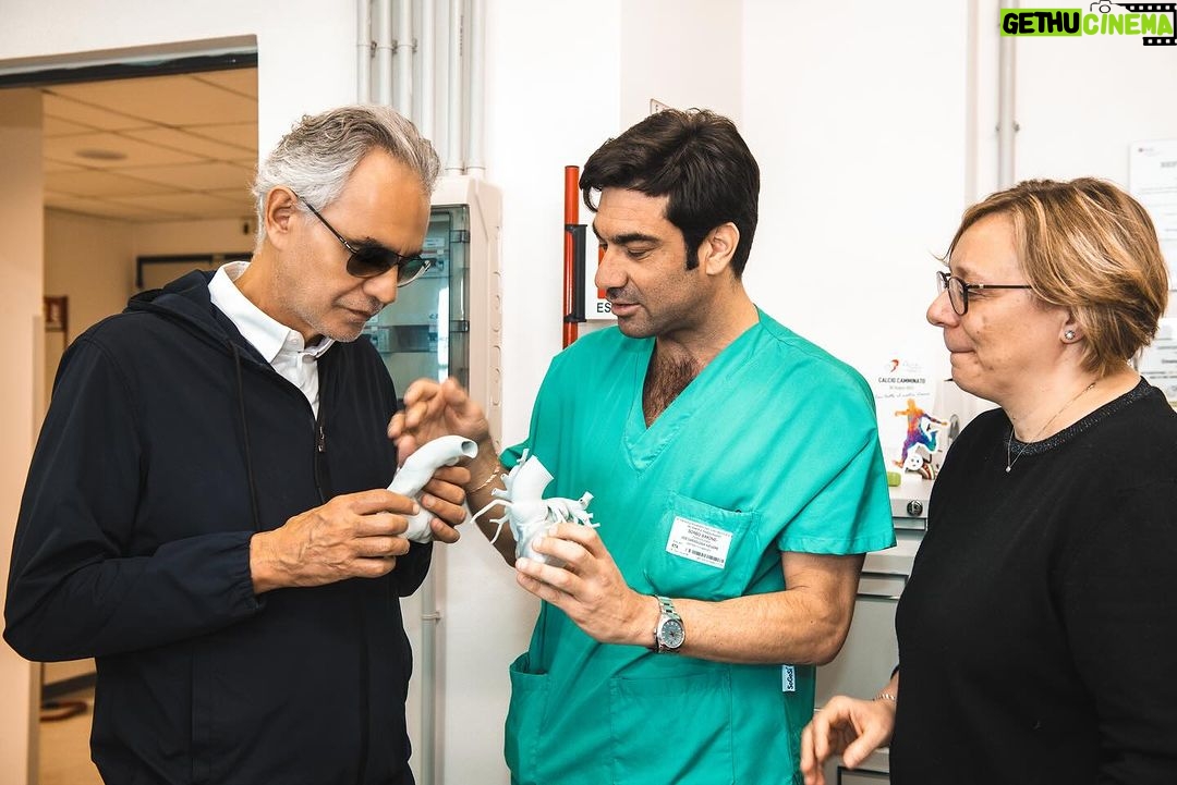 Andrea Bocelli - 24.2K Likes - È un dono inatteso e prezioso, quello ricevuto dagli amici ingegneri del @biocardiolab di @fondazionemonasterio: un’esperienza straordinaria ed emozionante, poter tenere tra le mani ciò che del proprio corpo è il motore, e metaforicamente lo è dell’amore… Una meravigliosa, fedele riproduzione 3D del cuore, in grado di essere studiata, in preziosissimo anticipo sull’intervento operatorio.
Felice per questo ulteriore traguardo della ricerca, orgoglioso per la realtà nosocomiale all’avanguardia che è l’Ospedale del Cuore di Massa, grato a tutti coloro che impiegano il proprio tempo ed il proprio talento al servizio della cura, festeggio la possibilità di avere avuto una copia perfetta del cuore! Per me, uno stupefacente cimelio (che dà forma manifesta al più prezioso anatomico alleato terreno, titolare peraltro d’ogni più nobile simbologia sentimentale), per gli scienziati, uno strumento eccezionale per salvaguardare la nostra salute.
Andrea Bocelli