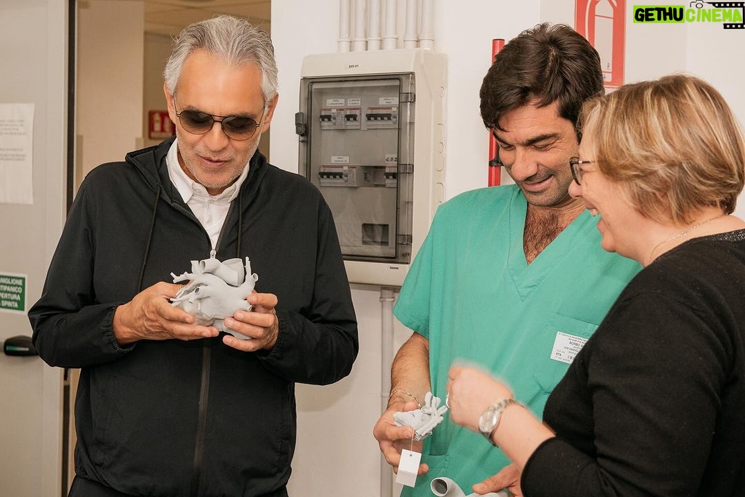 Andrea Bocelli - 24.2K Likes - È un dono inatteso e prezioso, quello ricevuto dagli amici ingegneri del @biocardiolab di @fondazionemonasterio: un’esperienza straordinaria ed emozionante, poter tenere tra le mani ciò che del proprio corpo è il motore, e metaforicamente lo è dell’amore… Una meravigliosa, fedele riproduzione 3D del cuore, in grado di essere studiata, in preziosissimo anticipo sull’intervento operatorio.
Felice per questo ulteriore traguardo della ricerca, orgoglioso per la realtà nosocomiale all’avanguardia che è l’Ospedale del Cuore di Massa, grato a tutti coloro che impiegano il proprio tempo ed il proprio talento al servizio della cura, festeggio la possibilità di avere avuto una copia perfetta del cuore! Per me, uno stupefacente cimelio (che dà forma manifesta al più prezioso anatomico alleato terreno, titolare peraltro d’ogni più nobile simbologia sentimentale), per gli scienziati, uno strumento eccezionale per salvaguardare la nostra salute.
Andrea Bocelli