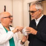 Andrea Bocelli Instagram - È un dono inatteso e prezioso, quello ricevuto dagli amici ingegneri del @biocardiolab di @fondazionemonasterio: un’esperienza straordinaria ed emozionante, poter tenere tra le mani ciò che del proprio corpo è il motore, e metaforicamente lo è dell’amore… Una meravigliosa, fedele riproduzione 3D del cuore, in grado di essere studiata, in preziosissimo anticipo sull’intervento operatorio. Felice per questo ulteriore traguardo della ricerca, orgoglioso per la realtà nosocomiale all’avanguardia che è l’Ospedale del Cuore di Massa, grato a tutti coloro che impiegano il proprio tempo ed il proprio talento al servizio della cura, festeggio la possibilità di avere avuto una copia perfetta del cuore! Per me, uno stupefacente cimelio (che dà forma manifesta al più prezioso anatomico alleato terreno, titolare peraltro d’ogni più nobile simbologia sentimentale), per gli scienziati, uno strumento eccezionale per salvaguardare la nostra salute. Andrea Bocelli Ospedale del Cuore - Massa