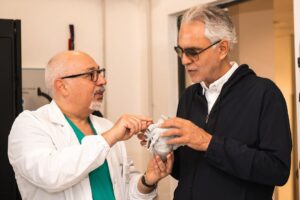 Andrea Bocelli Instagram - È un dono inatteso e prezioso, quello ricevuto dagli amici ingegneri del @biocardiolab di @fondazionemonasterio: un’esperienza straordinaria ed emozionante, poter tenere tra le mani ciò che del proprio corpo è il motore, e metaforicamente lo è dell’amore… Una meravigliosa, fedele riproduzione 3D del cuore, in grado di essere studiata, in preziosissimo anticipo sull’intervento operatorio. 

Felice per questo ulteriore traguardo della ricerca, orgoglioso per la realtà nosocomiale all’avanguardia che è l’Ospedale del Cuore di Massa, grato a tutti coloro che impiegano il proprio tempo ed il proprio talento al servizio della cura, festeggio la possibilità di avere avuto una copia perfetta del cuore! Per me, uno stupefacente cimelio (che dà forma manifesta al più prezioso anatomico alleato terreno, titolare peraltro d’ogni più nobile simbologia sentimentale), per gli scienziati, uno strumento eccezionale per salvaguardare la nostra salute. 
 
Andrea Bocelli