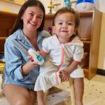 Angelica Panganiban Instagram - Kahit gaano ka cute si Baby Bean, umaasim din! 😂 Lalo ngayong toddler na sya at mas active na. Noong una natakot ako gumamit ng shampoo thinking na hindi ito safe, buti nalang nadiscover ko ang NEW Johnson’s Milk Moisturizing Shampoo. With Milk Protein, Vitamin E and B5 that gently and safely nourishes baby’s scalp and hair, para laging fresh and healthy! Ang maganda pa dito, it’s triple tested by pedia, derma, and optha and is hypoallergenic! Try nyo na mga mommies, here’s the link: https://tinyurl.com/5fcjudpd #OnlyJohnsons #JohnsonsMilkShampoo