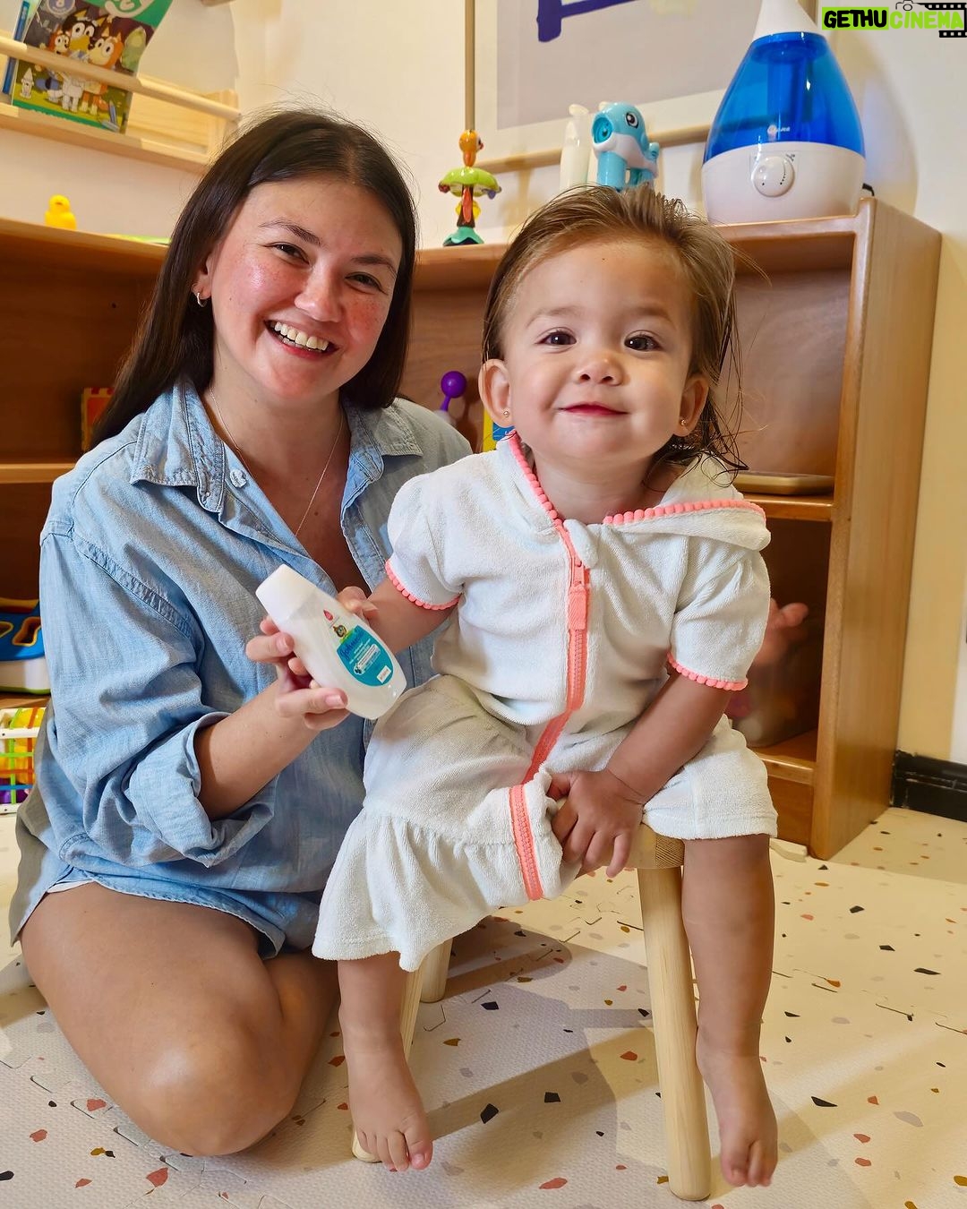 Angelica Panganiban Instagram - Kahit gaano ka cute si Baby Bean, umaasim din! 😂 Lalo ngayong toddler na sya at mas active na. Noong una natakot ako gumamit ng shampoo thinking na hindi ito safe, buti nalang nadiscover ko ang NEW Johnson’s Milk Moisturizing Shampoo. With Milk Protein, Vitamin E and B5 that gently and safely nourishes baby’s scalp and hair, para laging fresh and healthy! Ang maganda pa dito, it’s triple tested by pedia, derma, and optha and is hypoallergenic! Try nyo na mga mommies, here’s the link: https://tinyurl.com/5fcjudpd #OnlyJohnsons #JohnsonsMilkShampoo