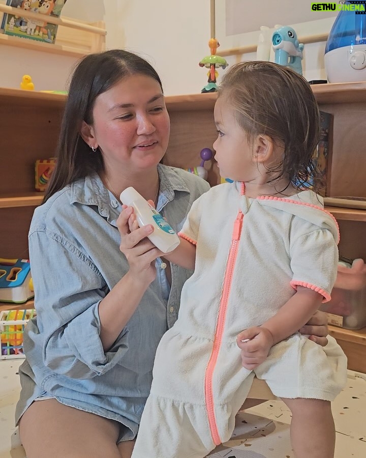 Angelica Panganiban Instagram - Kahit gaano ka cute si Baby Bean, umaasim din! 😂 Lalo ngayong toddler na sya at mas active na. Noong una natakot ako gumamit ng shampoo thinking na hindi ito safe, buti nalang nadiscover ko ang NEW Johnson’s Milk Moisturizing Shampoo. With Milk Protein, Vitamin E and B5 that gently and safely nourishes baby’s scalp and hair, para laging fresh and healthy! Ang maganda pa dito, it’s triple tested by pedia, derma, and optha and is hypoallergenic! Try nyo na mga mommies, here’s the link: https://tinyurl.com/5fcjudpd #OnlyJohnsons #JohnsonsMilkShampoo