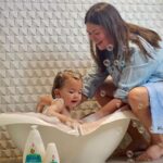 Angelica Panganiban Instagram - Kahit gaano ka cute si Baby Bean, umaasim din! 😂 Lalo ngayong toddler na sya at mas active na. Noong una natakot ako gumamit ng shampoo thinking na hindi ito safe, buti nalang nadiscover ko ang NEW Johnson’s Milk Moisturizing Shampoo. With Milk Protein, Vitamin E and B5 that gently and safely nourishes baby’s scalp and hair, para laging fresh and healthy! Ang maganda pa dito, it’s triple tested by pedia, derma, and optha and is hypoallergenic! Try nyo na mga mommies, here’s the link: https://tinyurl.com/5fcjudpd #OnlyJohnsons #JohnsonsMilkShampoo