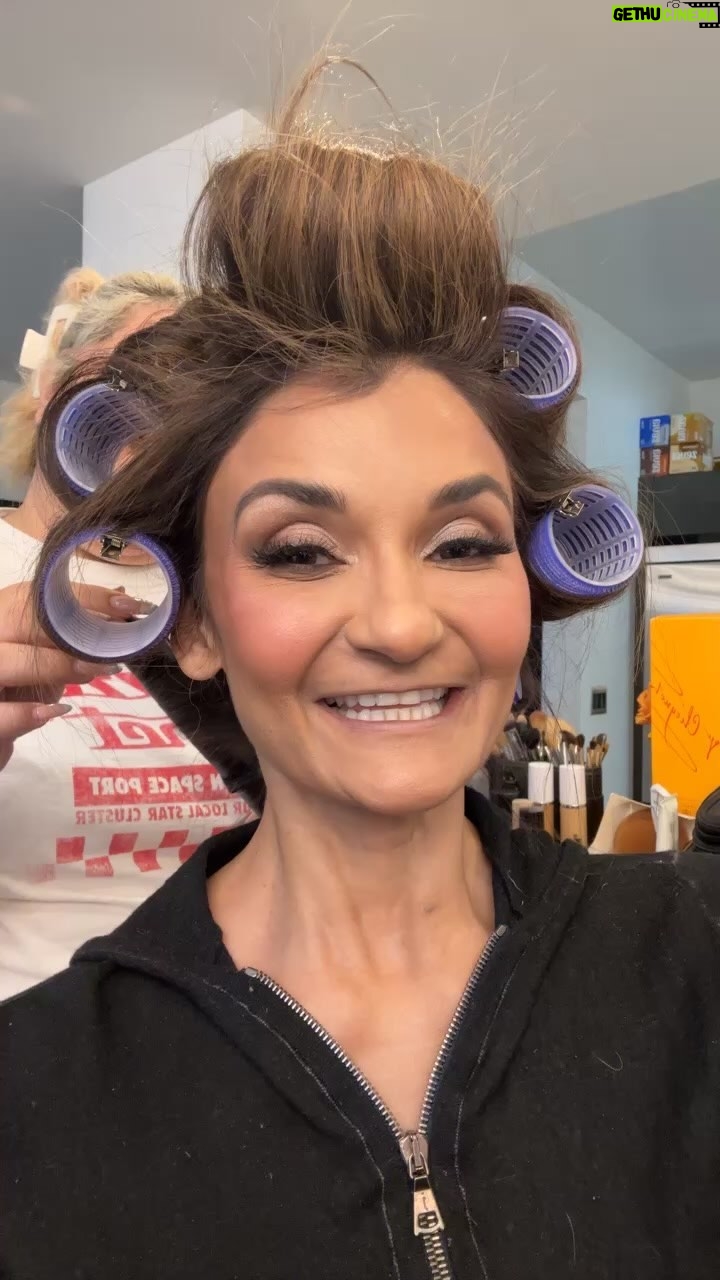 Anjali Bhimani Instagram - Pre-Astra Awards live stream with the whole glam team and my mom! Thanks for hanging out with me to ring in the new year and start the awards celebration early! As always, special thanks to @melvinstyles for picking out the most gorgeous dress and to @michelle.borbolla for making the hair and face do the things she makes them do!! You can watch the Astras live at 5 pm online - get the details at @hollywoodcreativealliance βs IG page (and follow them because they are wonderful). ππ€©π Los Angeles, California