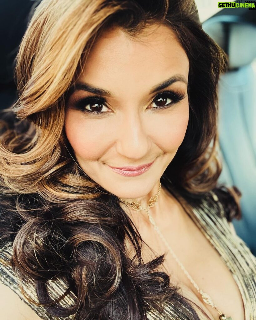 Anjali Bhimani Instagram - The sun may not be out today, but YOU are. Go shine. The world needs your light.☀️✨😍 #mondaymood #shinebright #todayisyourday #shineon #iamfunsize #youarepowerful Los Angeles, California